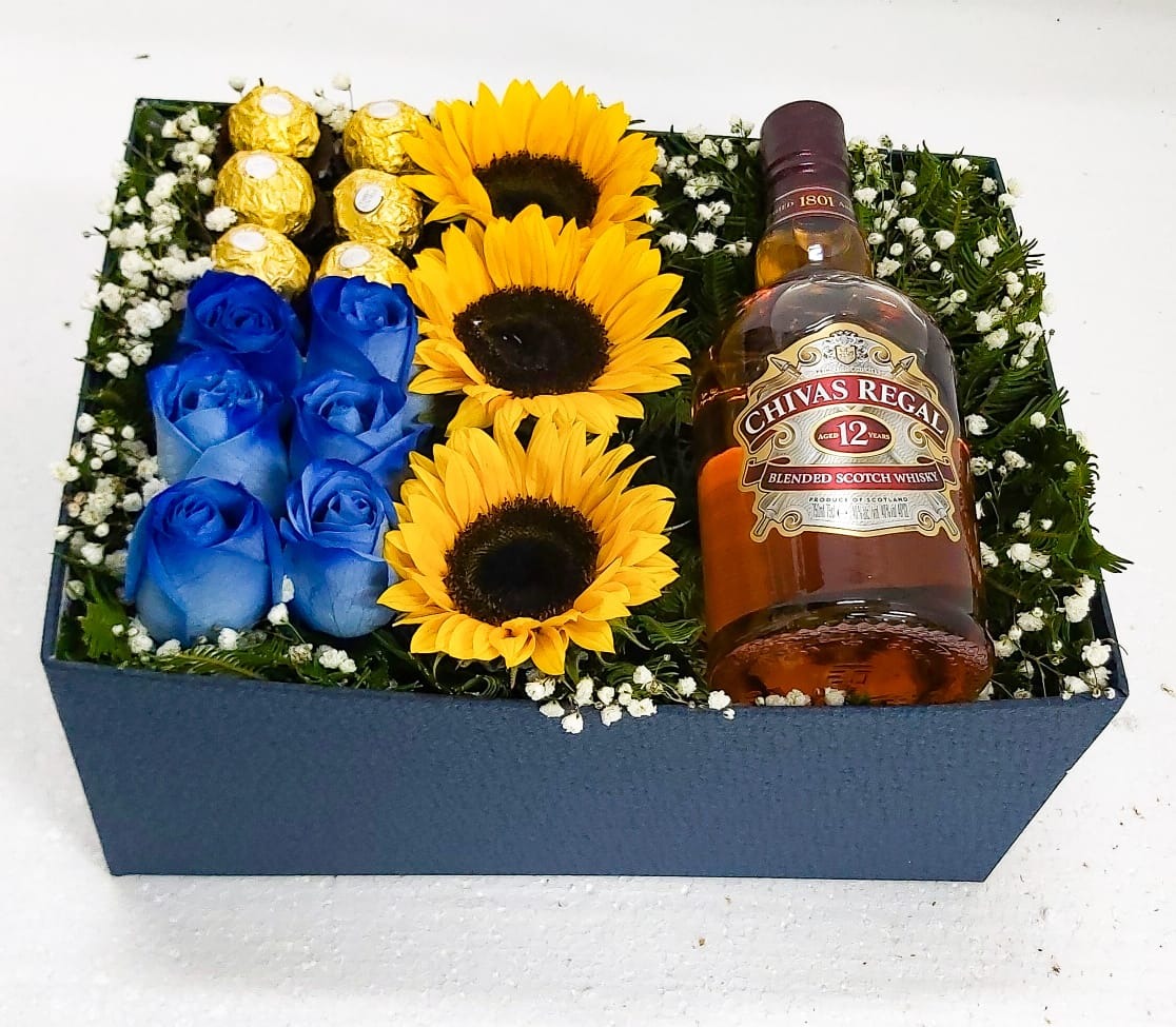 Caja con 6 Rosas, 3 Girasoles, Bombones Ferrero Rocher y Whisky