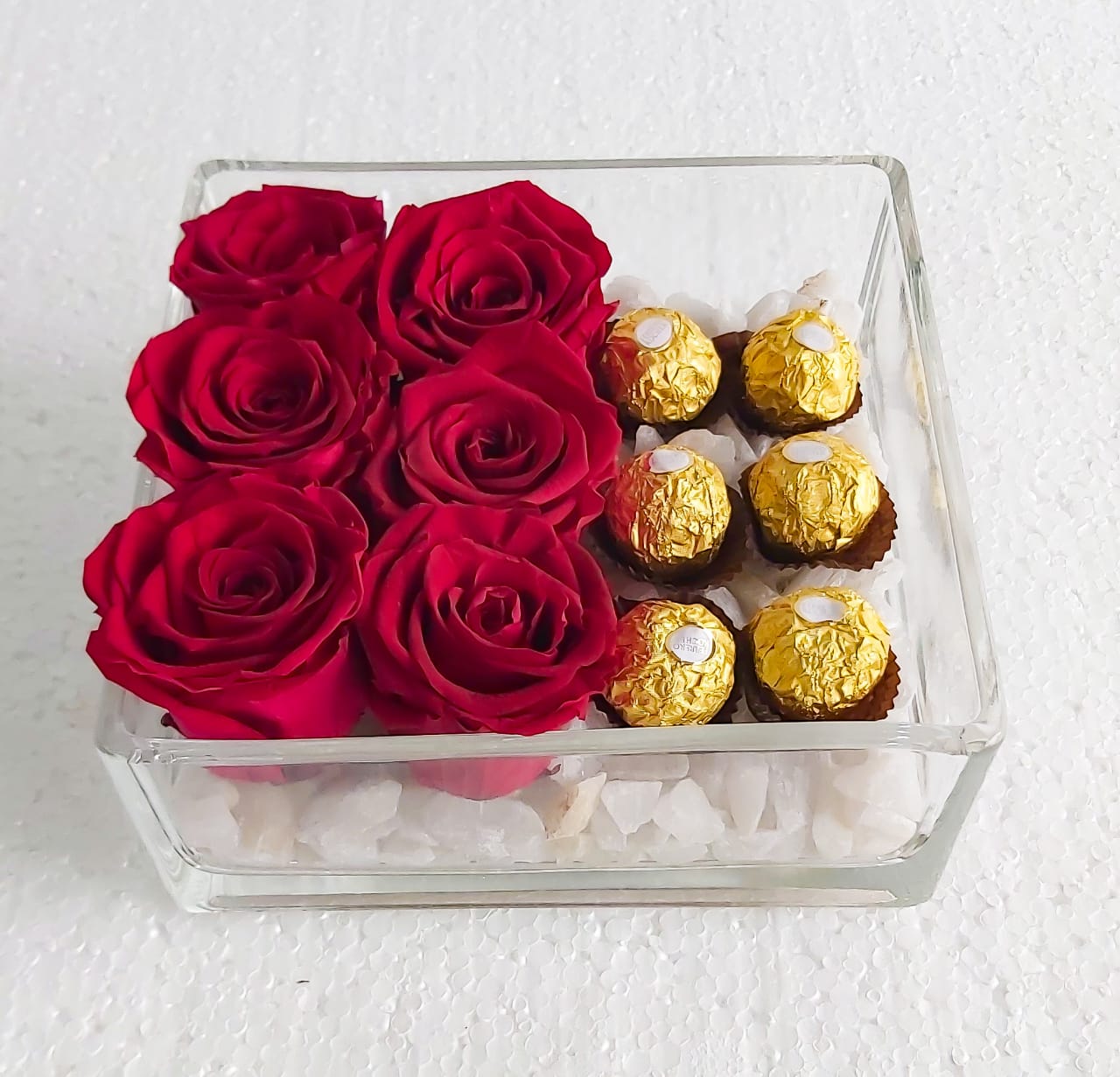  6 Rosas Preservadas en Florero Rectangular y 6 Bombones