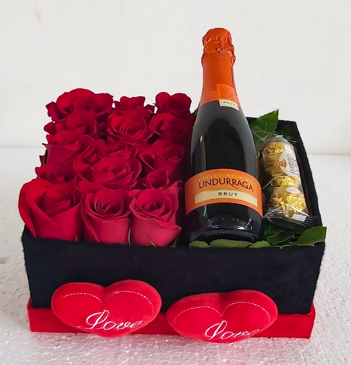 Caja especial 12 Rosas, Espumante 375cc y 3 Bombones Ferrero Rocher