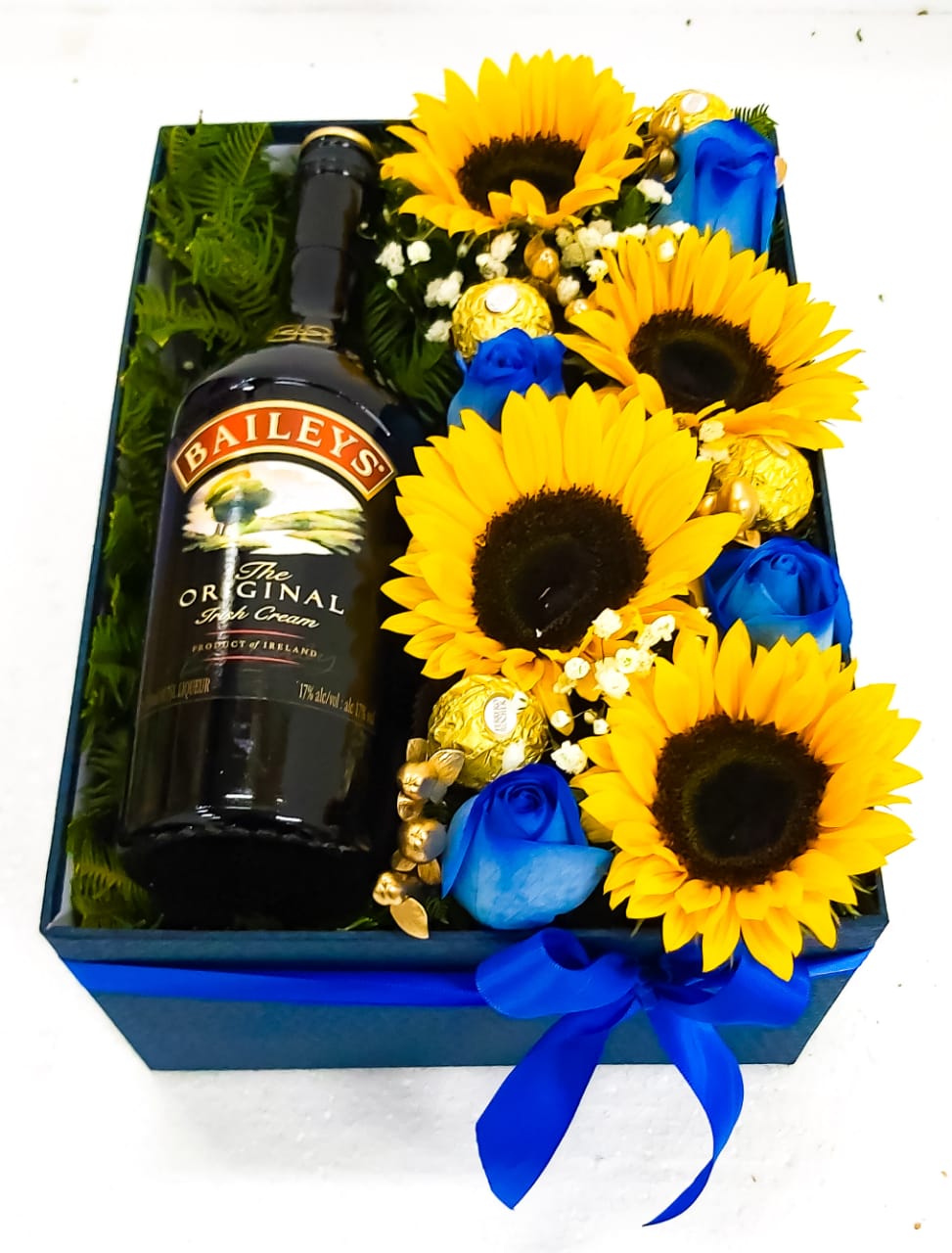 Caja con Rosas, Girasoles, Ferrero Rocher y Baileys