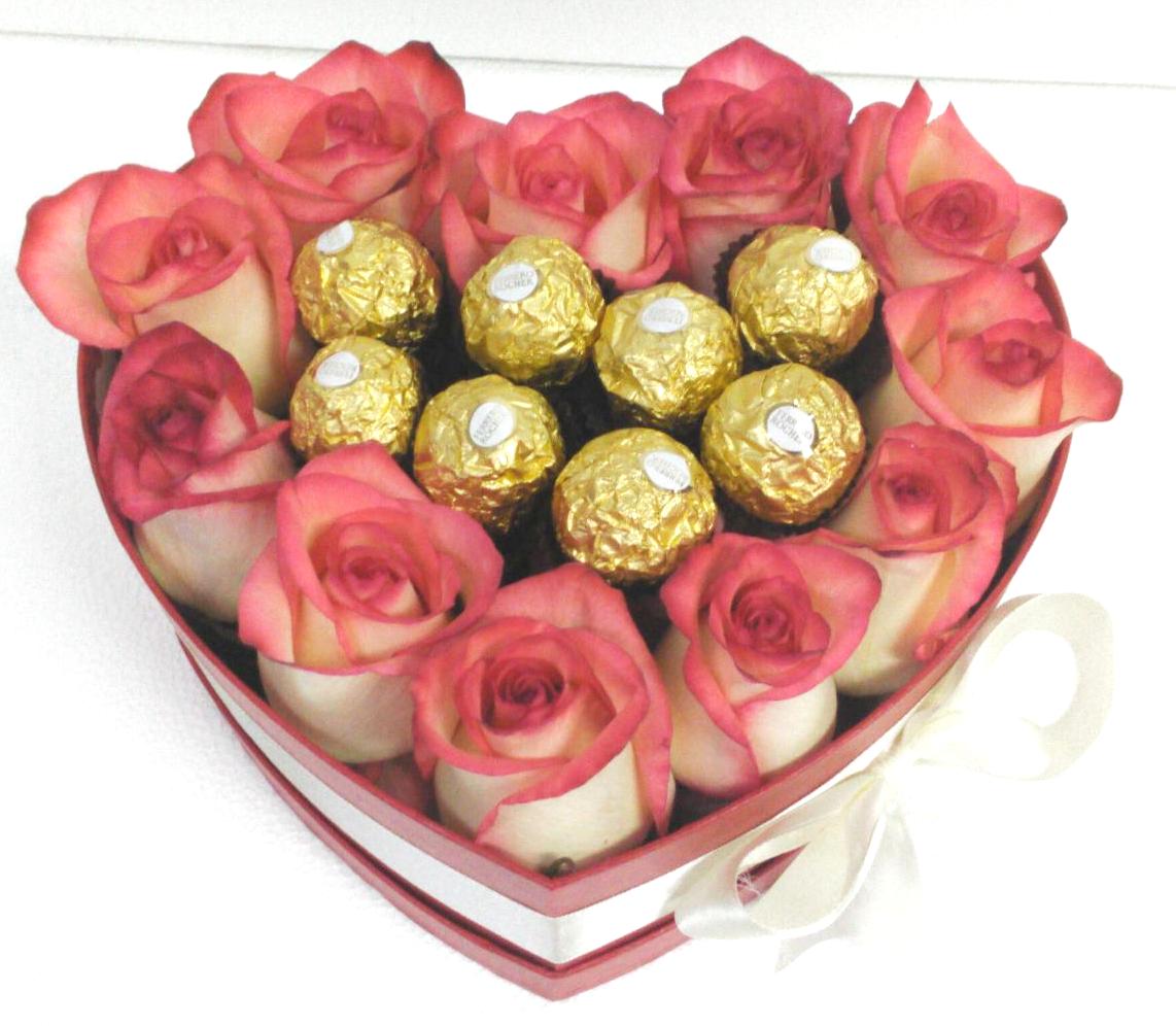 12 Rosas en Caja Corazn y Bombones Ferrero Rocher