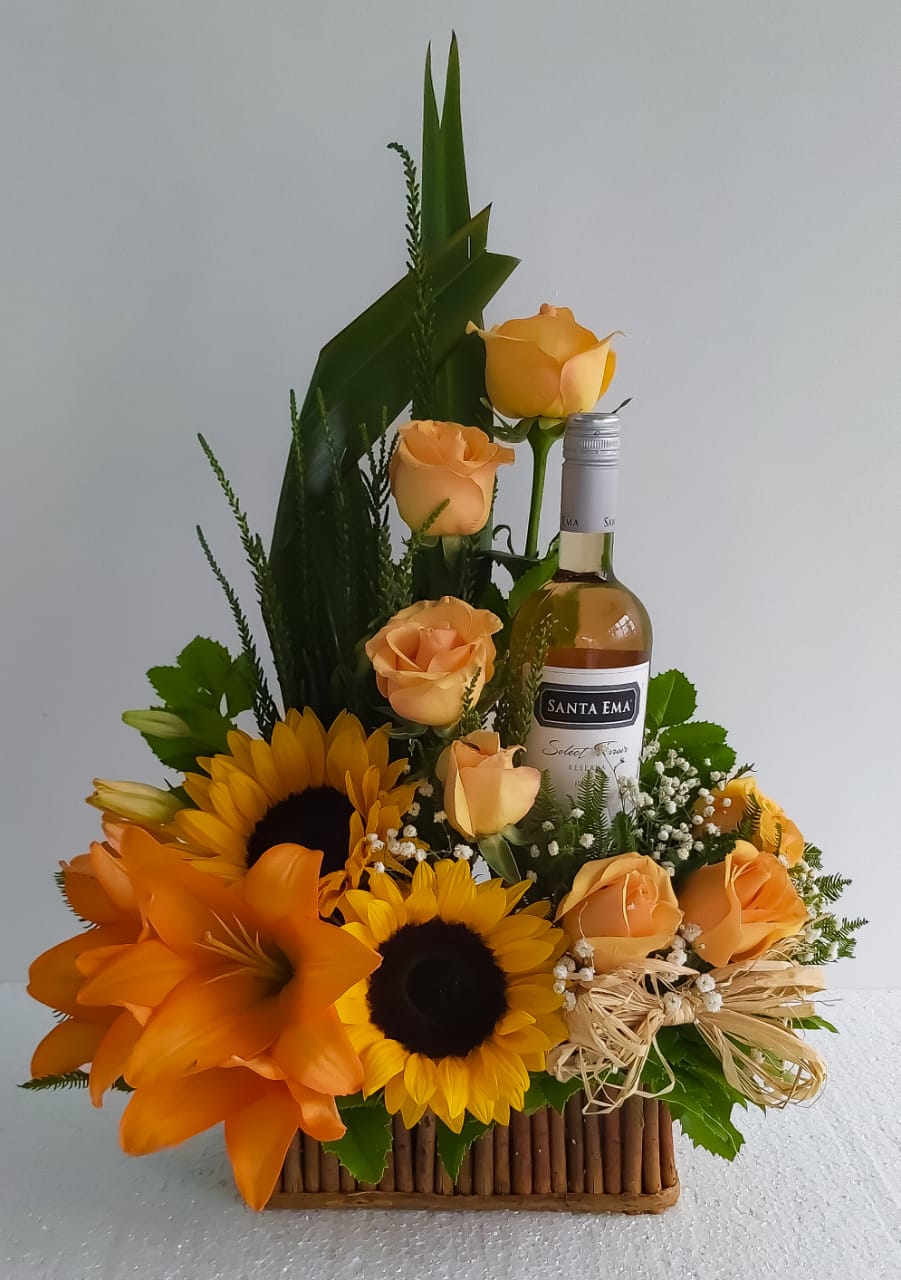 Canasta de Rosas, Lilium, Girasoles y Vino 750cc