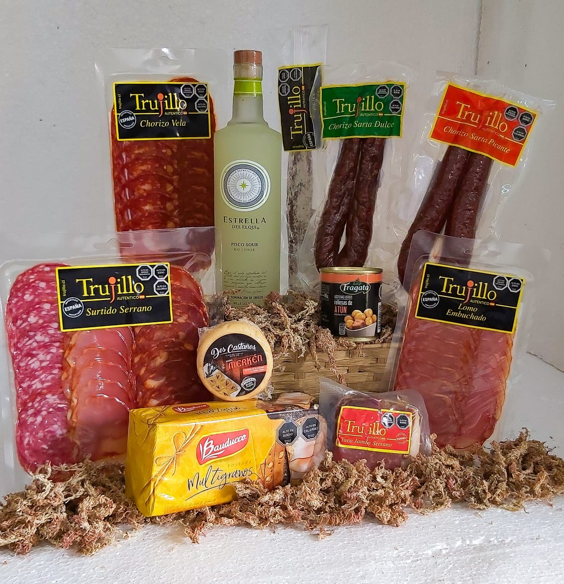 Pisco, Surtido Serrano, Chorizo Vela, Chorizo Sarta Dulce, Chorizo Sarta Picante, Espetec, Aceitunas Rellenas, Queso, Galletas M