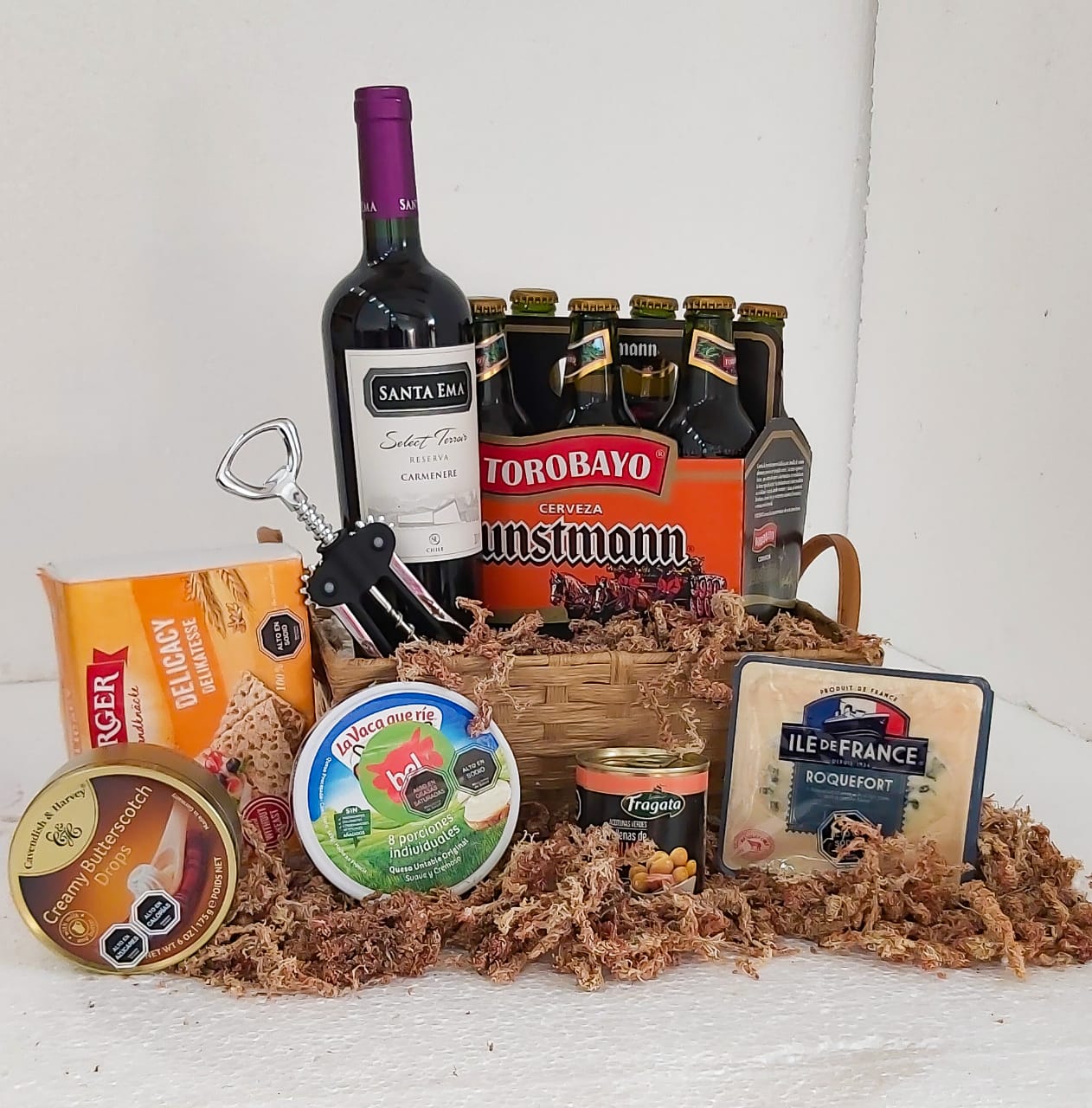 Vino, Pack de Cervezas, Aceitunas, Queso, Aceitunas Rellenas, Cebollitas, Mix de Caramelos, Galletas Crackers y Saca Corchos