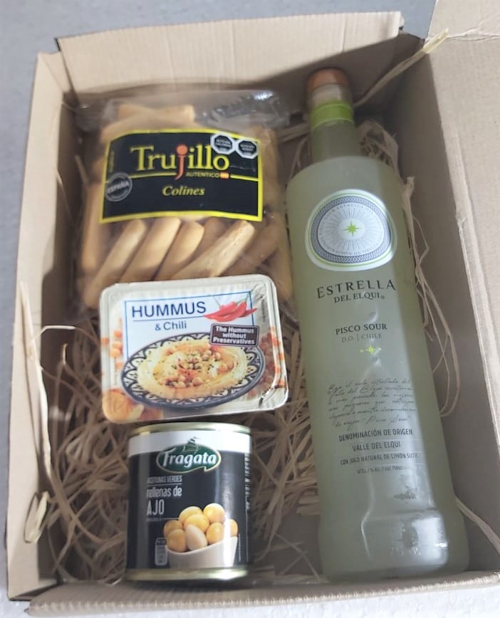 Caja con Pisco, Hummus, Aceitunas y Palitos de Pan